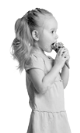 Chloé et sa glace regarde les musiciens